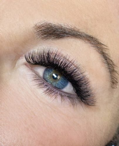 closeup of eye with a full set of hybrid eyelash extensions