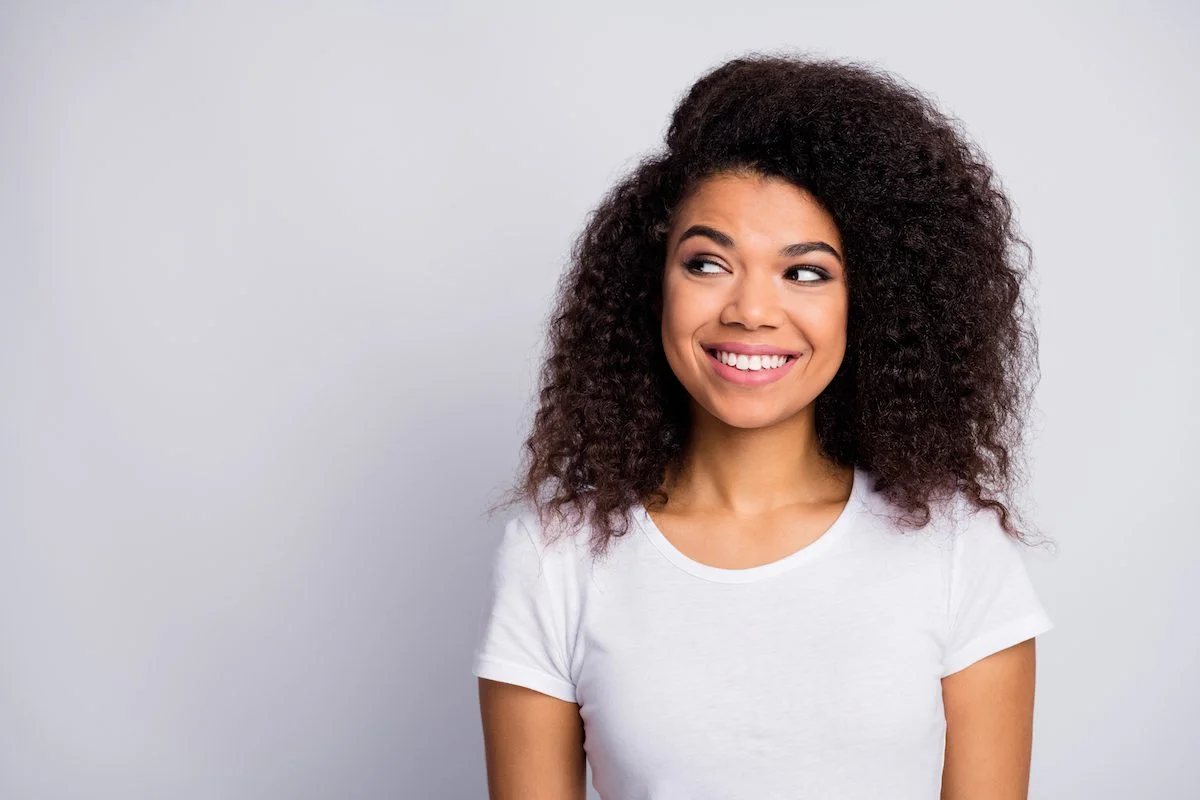 smiling black woman with beautiful brows after threading