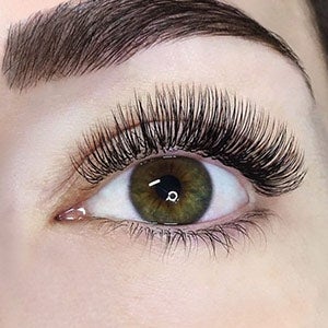 classic silk eyelash extensions with level 3 lash level and D curl.